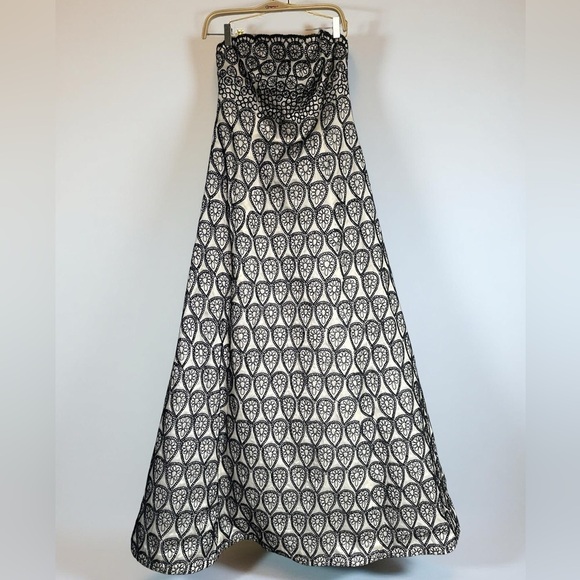 Carmen Marc Valvo Dresses & Skirts - Carmen Marc Valvo Strapless White and Black A line Dress